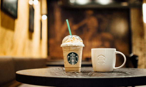 tazza Starbucks - social branding