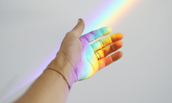 mano e arcobaleno LGBTQ+