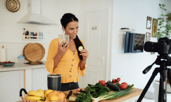 Food influencer registra video nella sua cucina